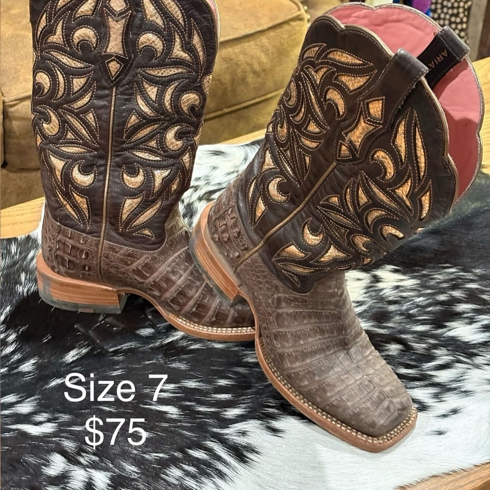 Western Embossed Brown Cowboy Boots - Size 7